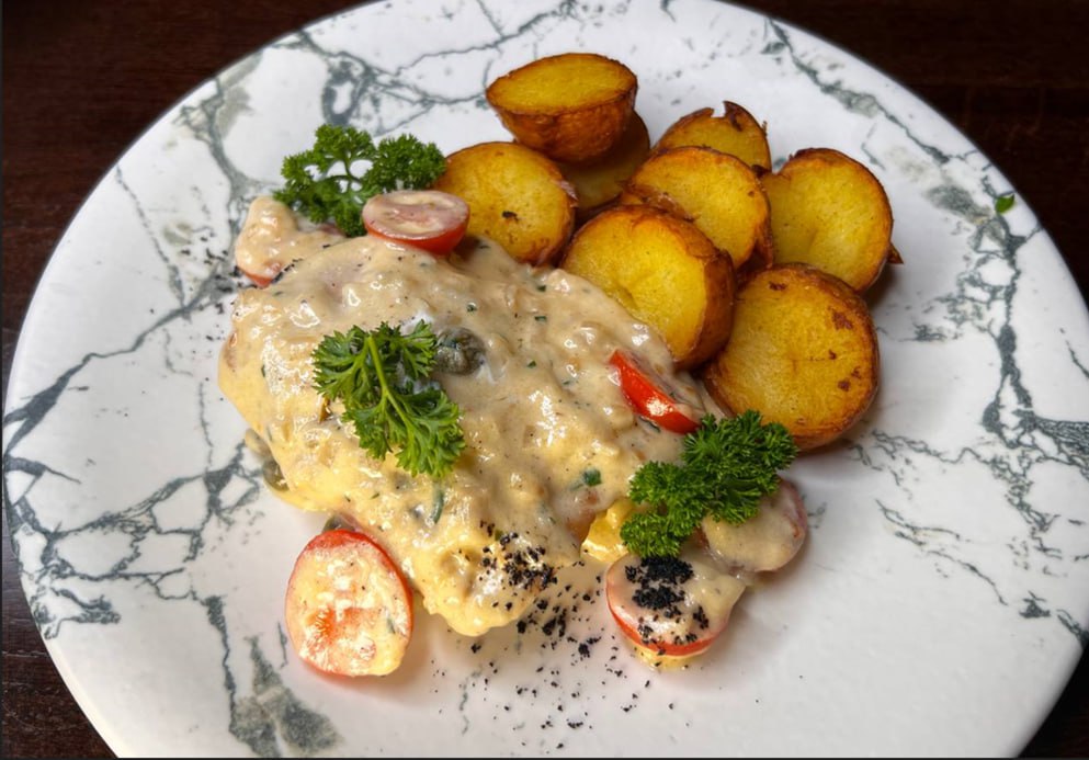Куриное филе в сливочном соусе с каперсами